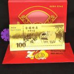 Tiền Con Heo Macao 100 Mạ Vàng Plastic